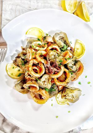 Foto principal de Salteado de alcachofas con calamares
