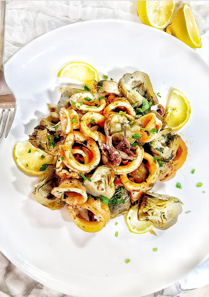 Una foto de Salteado de alcachofas con calamares