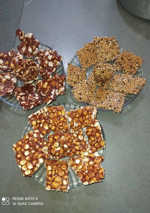 દાળીયા ની ચીકી (Daliya Chiki Recipe In Gujarati) રેસીપી મુખ્ય ફોટો