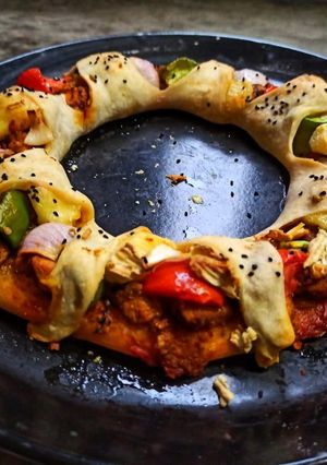 চিকেন টিক্কা রিং পিজ্জা (chicken tikka ring pizza recipe in Bengali) রেসিপির প্রধান ছবি