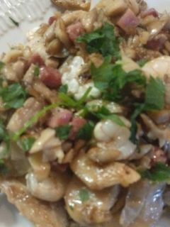 Una foto de Salteado de setas y gambas