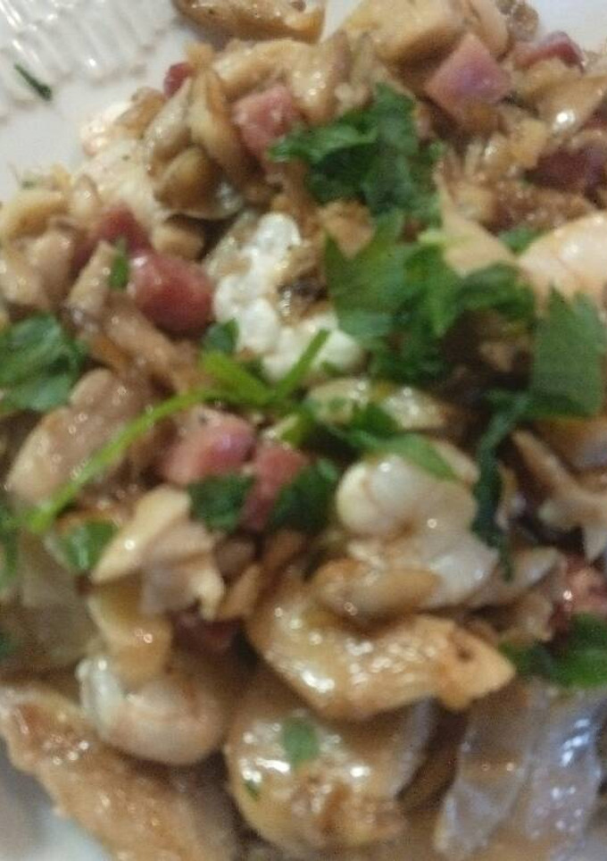 Una foto de Salteado de setas y gambas
