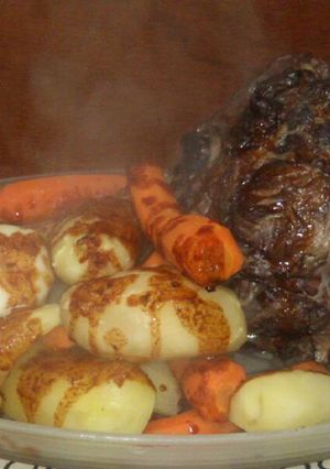 Una foto de Osobuco braseado al vino tinto con verduras al vapor