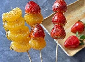 صورة لوصفة تانجهولو بالفراولة واليوسفي 🍓🍊 Strawberry & Mandarin Tanghulu