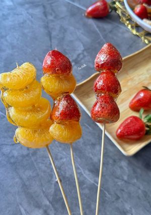 صورة لوصفة تانجهولو بالفراولة واليوسفي 🍓🍊 Strawberry & Mandarin Tanghulu