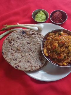 ઓળો ને રોટલો (Oro Rotlo Recipe In Gujarati) રેસીપી મુખ્ય ફોટો