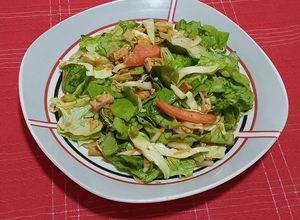 Una foto de Ensalada - con mucho verde y proteína 🥗💪🏻- vegana :)