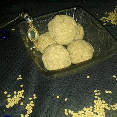 A picture of Methi gud laddu.