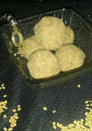 A picture of Methi gud laddu.