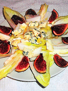 Una foto de Endibias con queso azul y higos morados