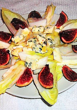 Una foto de Endibias con queso azul y higos morados