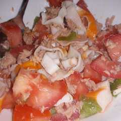 Una foto de Ensalada fresquita de tomate de acompañamiento