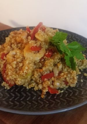 Una foto de Wok de quinoa y camarones