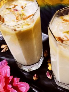 केसर पिस्ता लस्सी (Kesar Pista Lassi Recipe In Marathi) रेसिपी चे मुख्य फोटो
