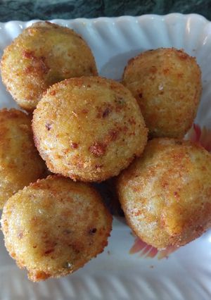 सूजी स्टफ चीजी बॉल्स (sooji stuffed cheese balls recipe in Hindi) रेसिपी मुख्य फोटो