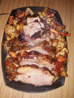 Una foto de Tapa de asado con salsa barbacoa y papas rústicas