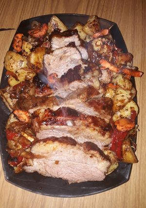 Una foto de Tapa de asado con salsa barbacoa y papas rústicas