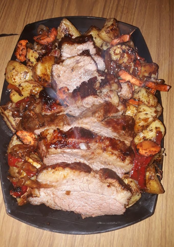Una foto de Tapa de asado con salsa barbacoa y papas rústicas