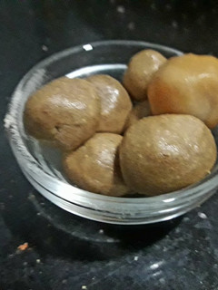સુંઠ ની ગોળી (Sunth Goli Recipe In Gujarati) રેસીપી મુખ્ય ફોટો