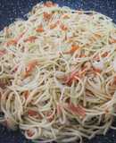 Spaghetti al ajillo con surimi