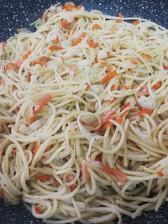 Una foto de Spaghetti al ajillo con surimi