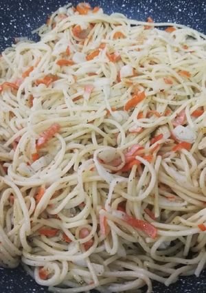 Una foto de Spaghetti al ajillo con surimi