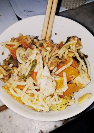Una foto de Chow Mein De Pollo 🐔