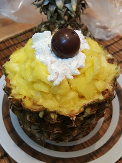 Una foto de Postre piña y frutas