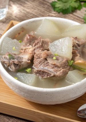 A picture of Winter Melon Pork Rib Soup.