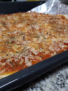 Una foto de Pizza con pechuga de pavo y queso