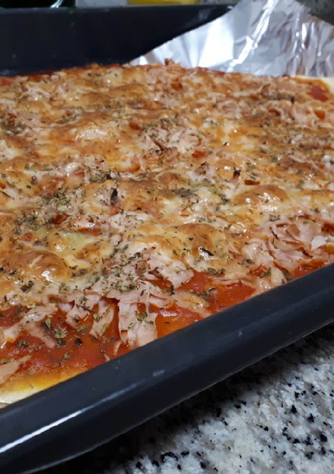 Una foto de Pizza con pechuga de pavo y queso