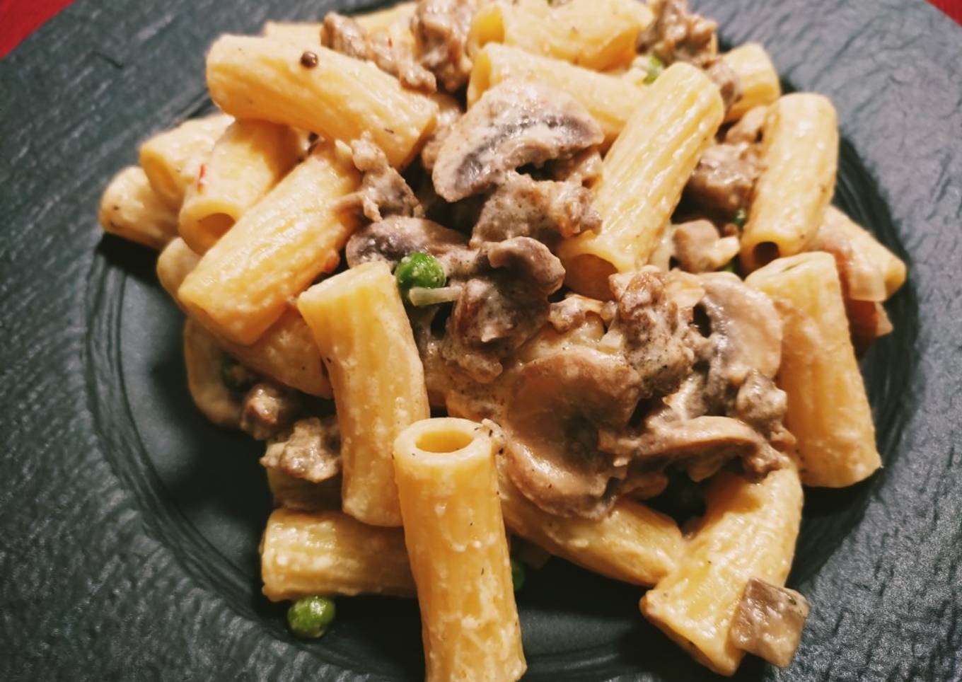 Creamy Italian sausage, mushroom and pea pasta