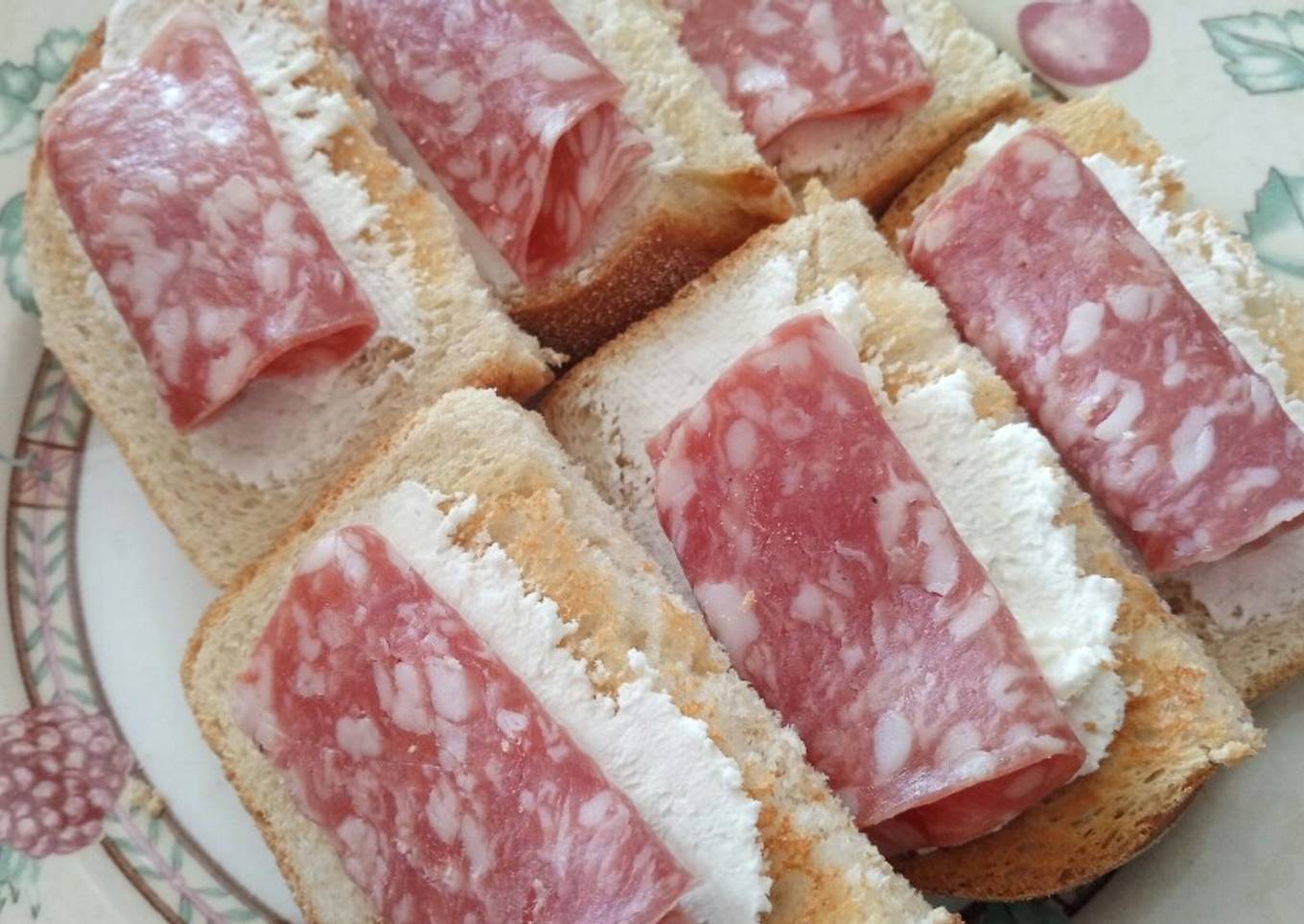 Bruschette with goat's cheese and salame