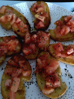 Una foto de Bruschetta al pomodoro lo que es lo mismo Tostaditas de tomate