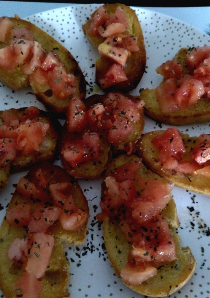 Una foto de Bruschetta al pomodoro lo que es lo mismo Tostaditas de tomate