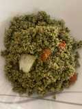 Quinua al pesto con cebolla y tomates confitados