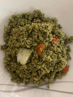 Una foto de Quinua al pesto con cebolla y tomates confitados