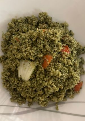 Una foto de Quinua al pesto con cebolla y tomates confitados