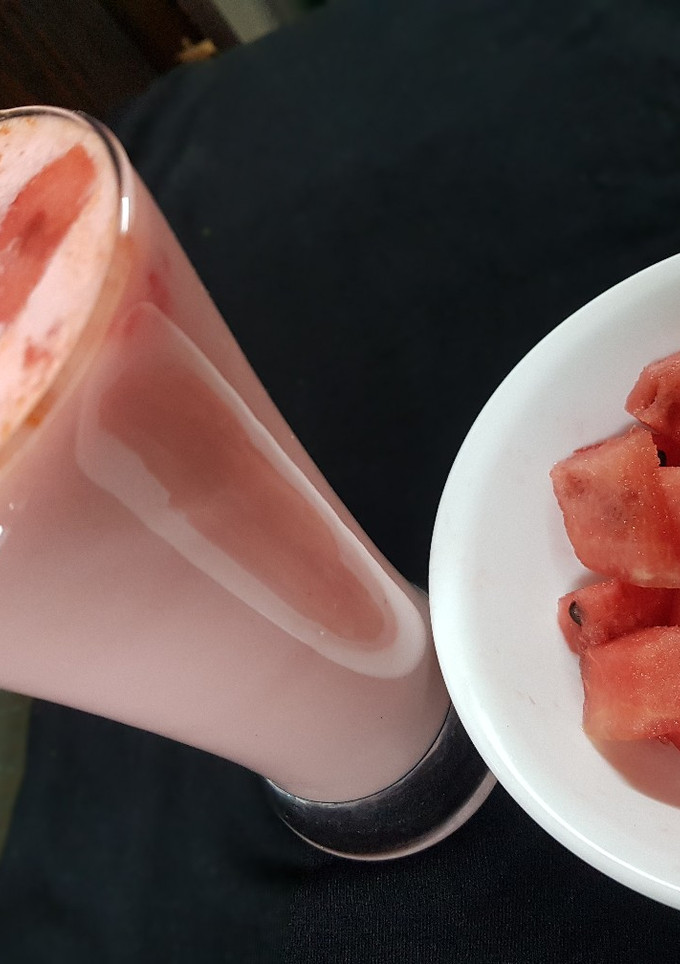 તરબુચ નો મિલ્ક્સેક(watermelon milkshake recipe in gujarati) રેસીપી મુખ્ય ફોટો