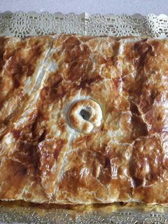 Una foto de Empanada de morcilla con manzana y cebolla caramelizada