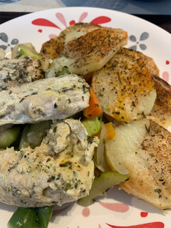 Una foto de Pollo con papas doradas