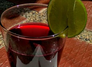 Una foto de Agua de flor de Jamaica, canela y limón!