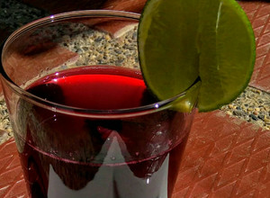 Una foto de Agua de flor de Jamaica, canela y limón!