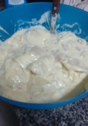 Una foto de Salsa de queso y trozos de jamón cocido