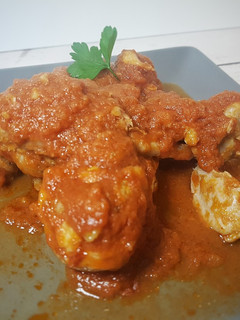 Una foto de Pollo con tomate