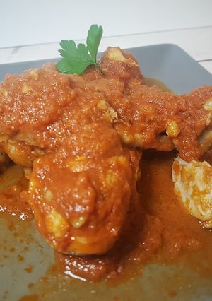 Una foto de Pollo con tomate