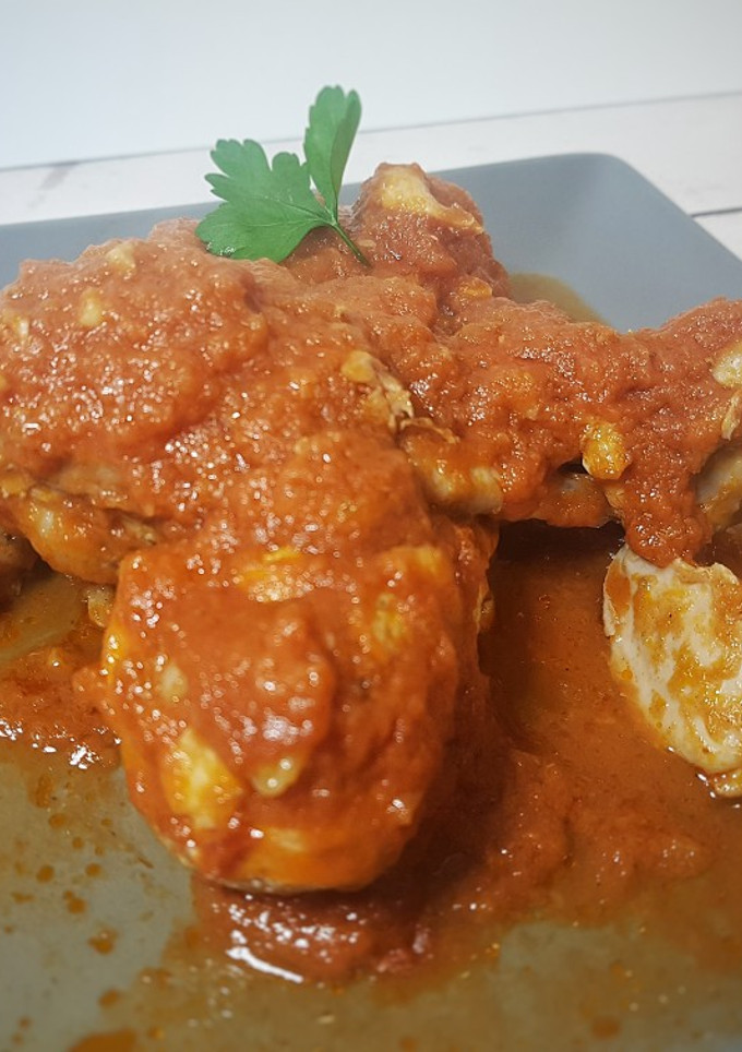 Una foto de Pollo con tomate