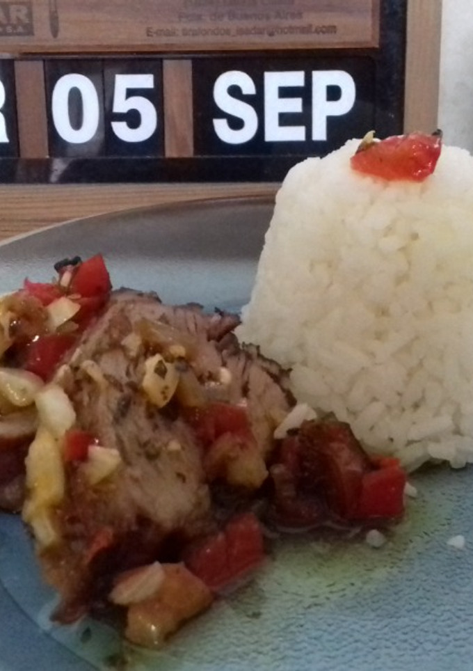 Una foto de Colita de cuadril con salsa criolla