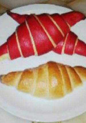 Una foto de Croissants y croissants bicolor
