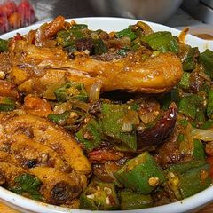 A picture of Bhindi gosht (okra and chicken).